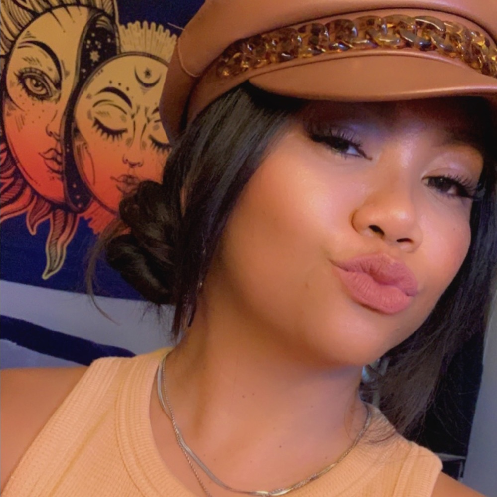 Hello Poshers ๐ - Picture 1 of 1